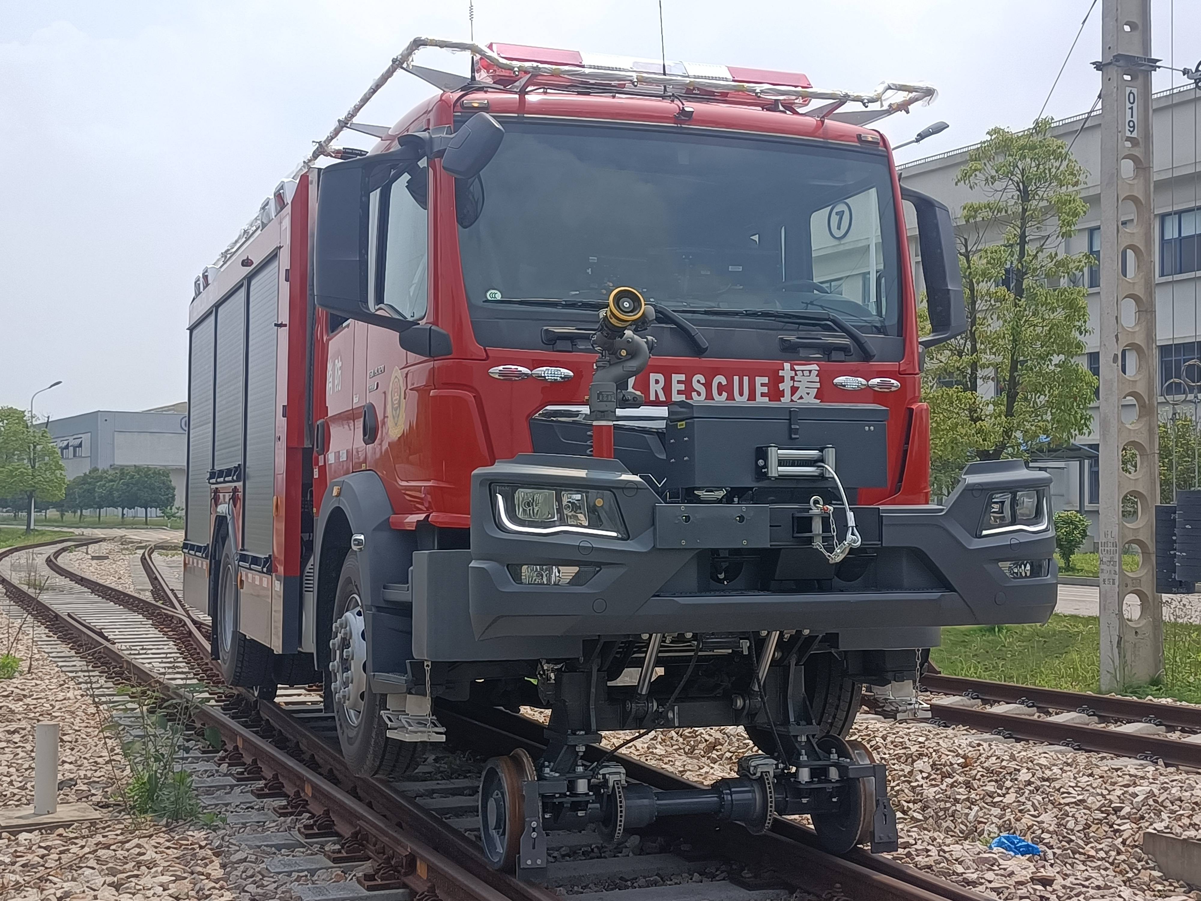 天涯镇公铁两用消防车
